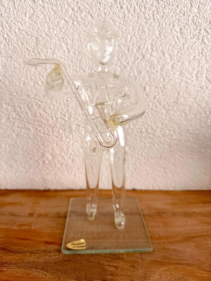 Mondgeblazen glazen beeldje saxofonist, Verzamelen, Beelden en Beeldjes, Zo goed als nieuw, Mens, Ophalen of Verzenden