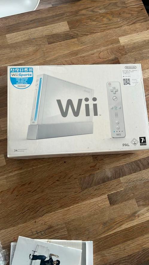 Wii Sports Bundle, Spelcomputers en Games, Spelcomputers | Nintendo Wii, Zo goed als nieuw, Met 2 controllers, Ophalen