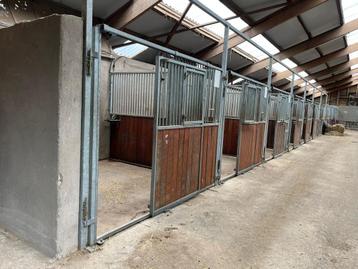 Paardenstallen, paardenboxen, stalwanden, staldelen beschikbaar voor biedingen