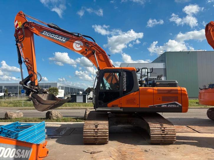 Doosan DX225LC-7 (bj 2022), Zakelijke goederen, Machines en Bouw | Kranen en Graafmachines, Graafmachine