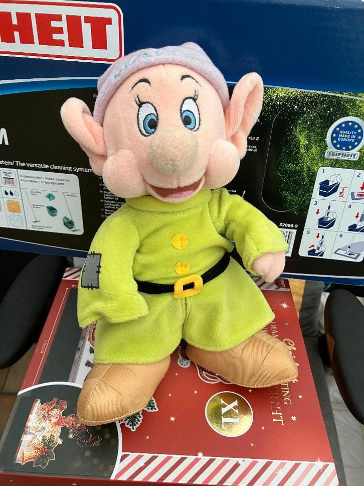 Dopey knuffel ( Disneyland Parijs ) Sneeuwwitje, Verzamelen, Disney, Zo goed als nieuw, Knuffel, Sneeuwwitje of Doornroosje, Ophalen of Verzenden