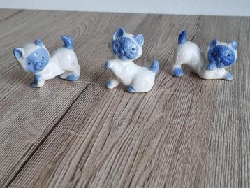 Mooie Set van 3 Poezen Katten Beeldjes Bone China Wit Blauw beschikbaar voor biedingen