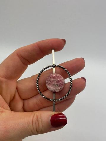 A144 Prachtige zilveren hanger met roze edelsteen beschikbaar voor biedingen