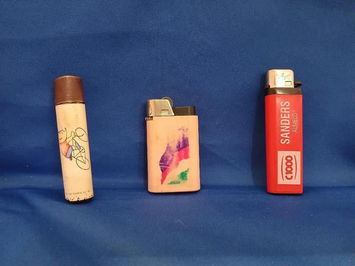 2 Bakken Aanstekers, Verzamelen, Rookartikelen, Aanstekers en Luciferdoosjes, Aansteker, Ophalen of Verzenden