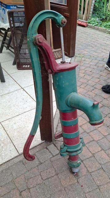 Oude waterpomp  beschikbaar voor biedingen
