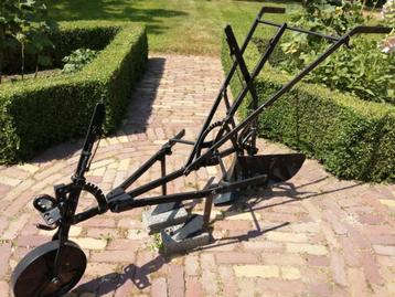 Paardenploeg, aanaarder met schoffeltuig beschikbaar voor biedingen