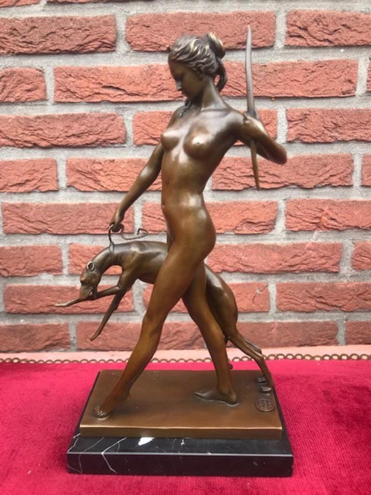 bronzen prachtbeeld, Diana met haar hazewindhond, Antiek en Kunst, Antiek | Koper en Brons, Brons, Ophalen of Verzenden