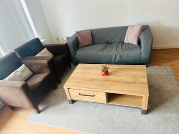 Complete woonkamer met bank stoelen en vloerkleed beschikbaar voor biedingen