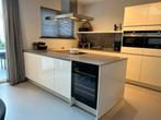 Moderne witte keuken met kookeiland, Huis en Inrichting, Keuken | Complete keukens, Ophalen, Wit, Overige typen, Zo goed als nieuw