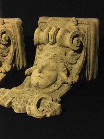 Grote antieke gevelkoppen in Franse steen. beschikbaar voor biedingen