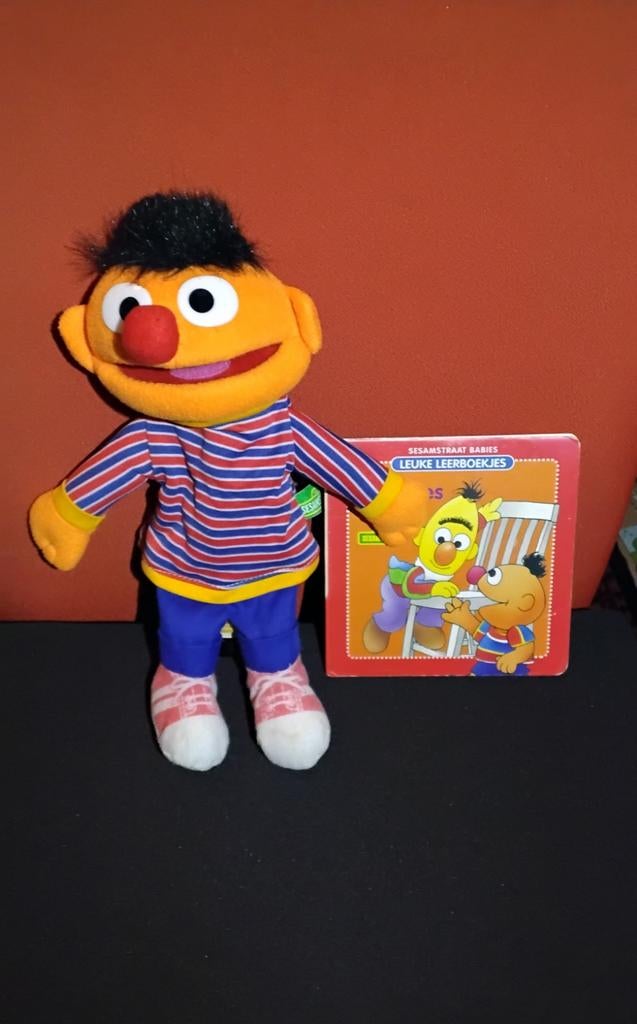 Ernie handpop Knuffel met Sesamstraat Boek, Ophalen of Verzenden, Gebruikt, Overige typen