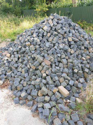 basalt keitjes circa 12x12 cm. beschikbaar voor biedingen