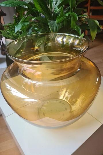 grote amberkleurige transparante glazen vaas beschikbaar voor biedingen