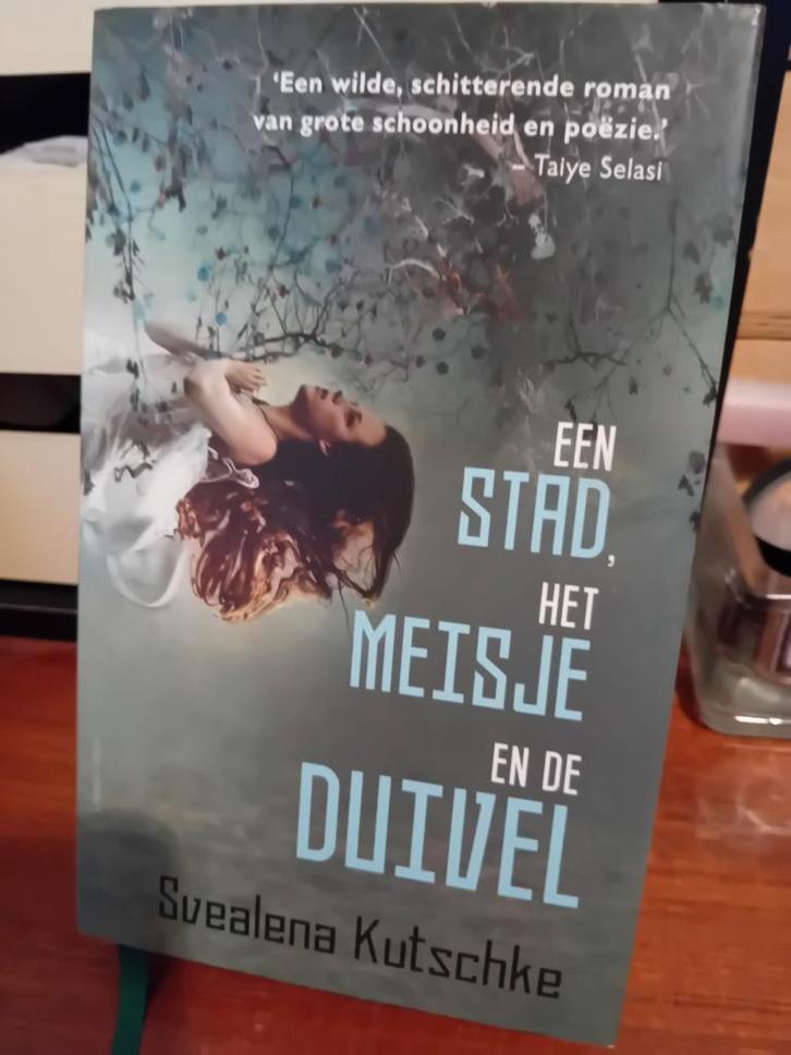 Svealena Kutschke - Een stad, het meisje en de duivel, Boeken, Literatuur, Zo goed als nieuw, Verzenden