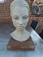 Betonnen buste van een jonge vrouw, Ophalen of Verzenden
