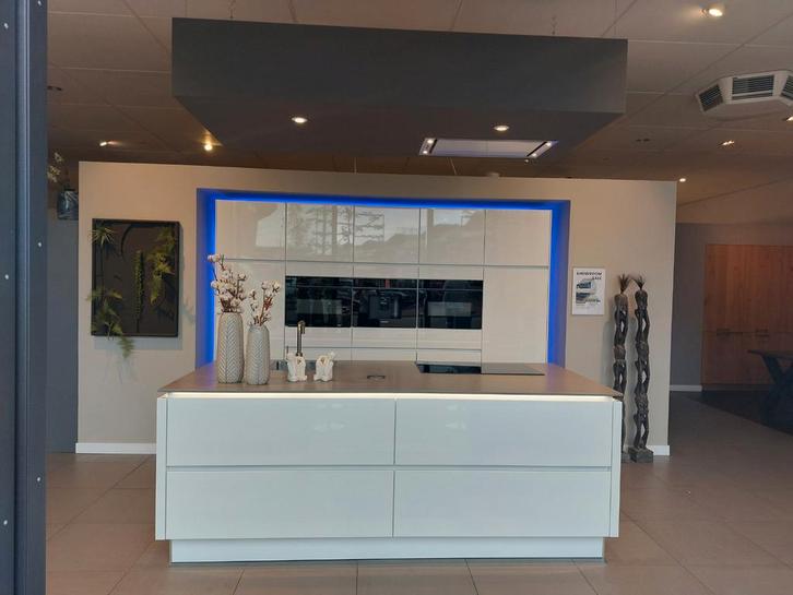 Hoogglans showroomkeuken met kookeiland, Huis en Inrichting, Keuken | Complete keukens, Nieuw, Wit, Composiet, Greeploos, Met kookeiland