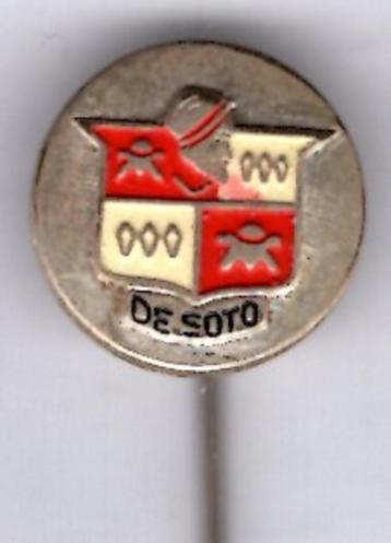 De Soto zilverkleurig auto speldje ( A_221a ) beschikbaar voor biedingen