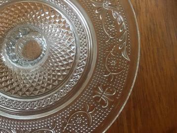 Bonbonschaaltje van glas op voetje, nieuw. beschikbaar voor biedingen