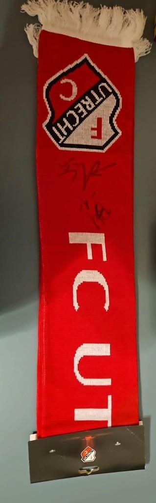 FC Utrechtsjaal met Handtekeningen van Douvikas en Barkas!, Verzamelen, Sportartikelen en Voetbal, Zo goed als nieuw, Vaantje of Sjaal