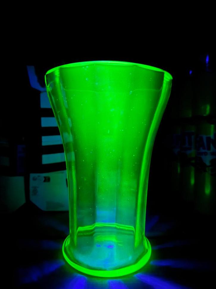 Annagroen / uraniumglas (vaas, schaal en bowlschaal), Antiek en Kunst, Antiek | Glas en Kristal, Ophalen