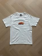 Stüssy Flame Logo T-shirt Wit | Maat S, Kleding | Heren, T-shirts, Wit, Stussy, Ophalen of Verzenden, Zo goed als nieuw