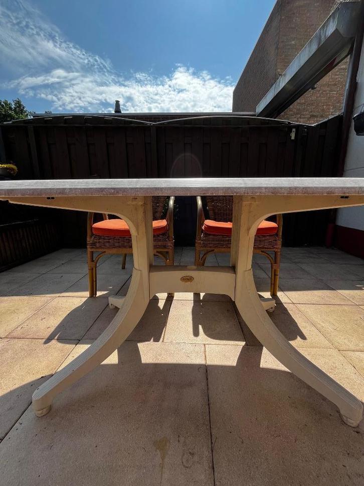 Beige buitentafel met 4 rieten stoelen - voordelig afhalen, Tuin en Terras, Tuinstoelen, Gebruikt, Rotan, Ophalen