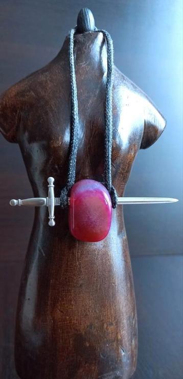 Antieke en Mystieke Hanger Natuurlijke Roze Agaat en Zwaard beschikbaar voor biedingen