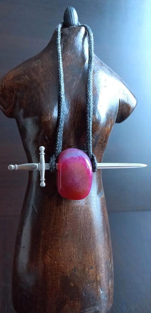 Antieke en Mystieke Hanger Natuurlijke Roze Agaat en Zwaard, Sieraden, Tassen en Uiterlijk, Antieke sieraden, Hanger, Zilver, Met edelsteen