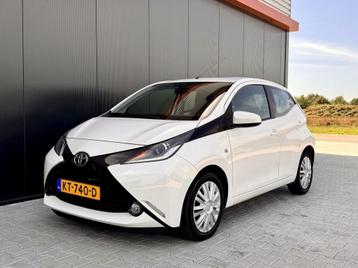 Toyota Aygo 1.0 VVT-i x-play Camera | Airco | Xenon | Cruise beschikbaar voor biedingen