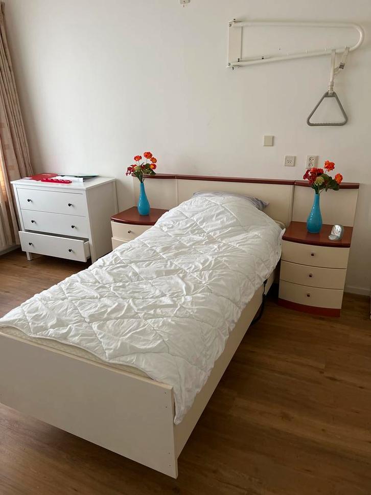 Verstelbaar seniorenbed met nachtkastjes, Huis en Inrichting, Slaapkamer | Bedden, Gebruikt, Eenpersoons, 90 cm, 200 cm, Hout