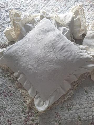 Twee brocante kussenovertrekken en 2 hoezen voor een nekrol beschikbaar voor biedingen