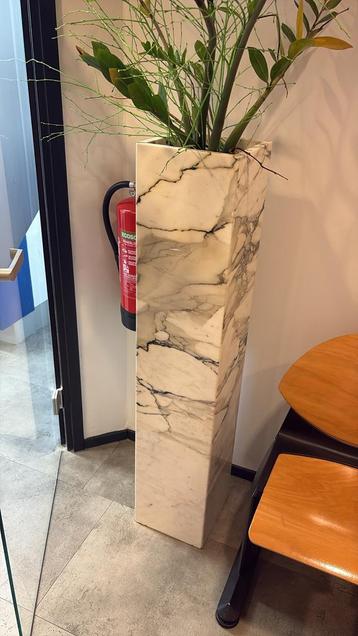 Marmeren Bloempot Zuil beschikbaar voor biedingen