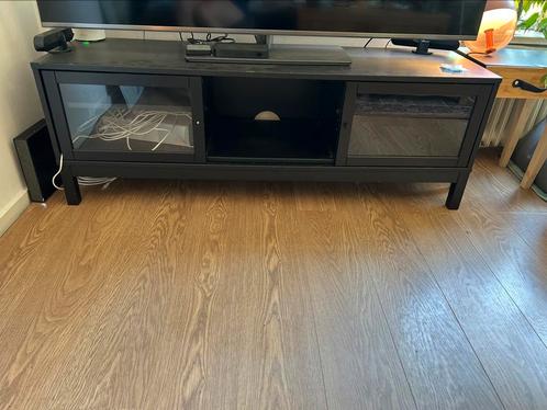 Televisiemeubel IKEA LINNARP zwart, twee deurtjes en een vak, Huis en Inrichting, Kasten | Televisiemeubels, Zo goed als nieuw