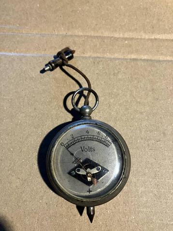 antieke voltmeter beschikbaar voor biedingen