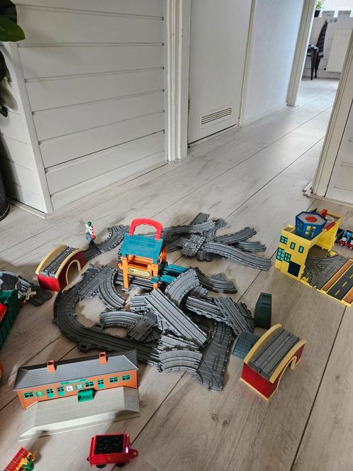 Grote Thomas de trein set incl treintjes, stations rails etc, Kinderen en Baby's, Speelgoed | Thomas de Trein, Zo goed als nieuw