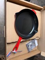 Nieuwe Staub Skillet 26 cm Cerise in de doos, Huis en Inrichting, Keuken | Potten en Pannen, Gietijzer, Nieuw, Ophalen of Verzenden