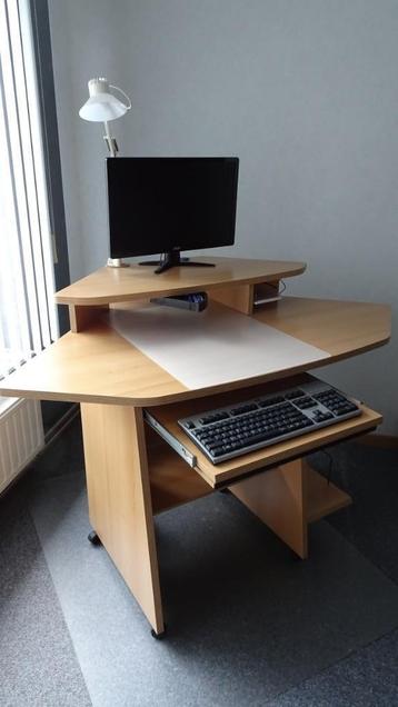 Computer-hoekbureau,  beschikbaar voor biedingen