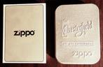 Zippo aansteker Chesterfield-collectors item-met certificaat, Verzamelen, Rookartikelen, Aanstekers en Luciferdoosjes, Ophalen of Verzenden