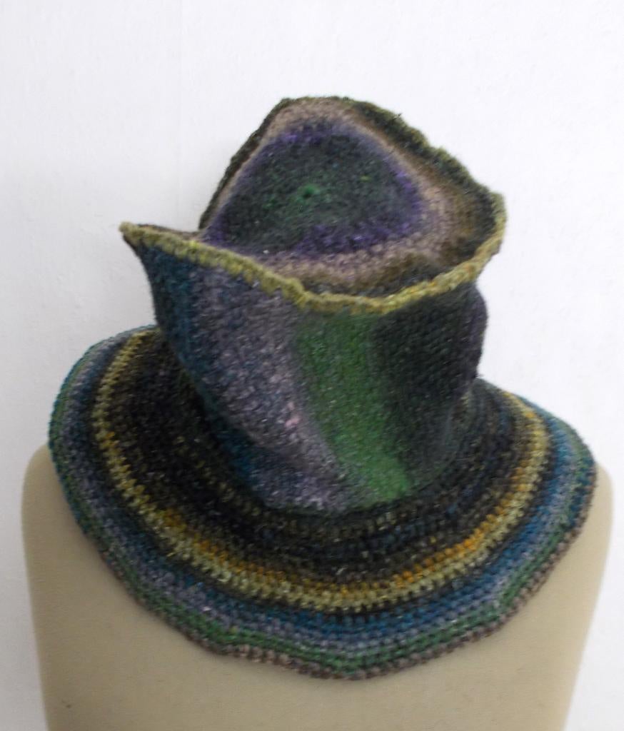 Door kunstenares gemaakte hoed/muts in mooie kleuren, Ophalen of Verzenden, Zo goed als nieuw, 55 cm (S, 6⅞ inch) of minder, Hoed