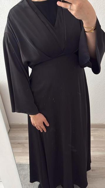 Elegante Zwarte Overslag Jurk beschikbaar voor biedingen