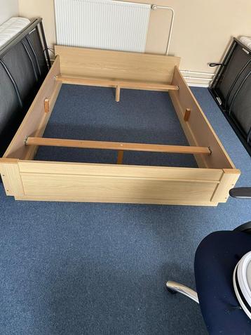 Tweepersoons bed ombouw - Hout beschikbaar voor biedingen