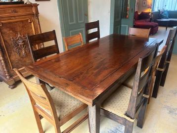 Teakhouten eettafel met acht stoelen beschikbaar voor biedingen