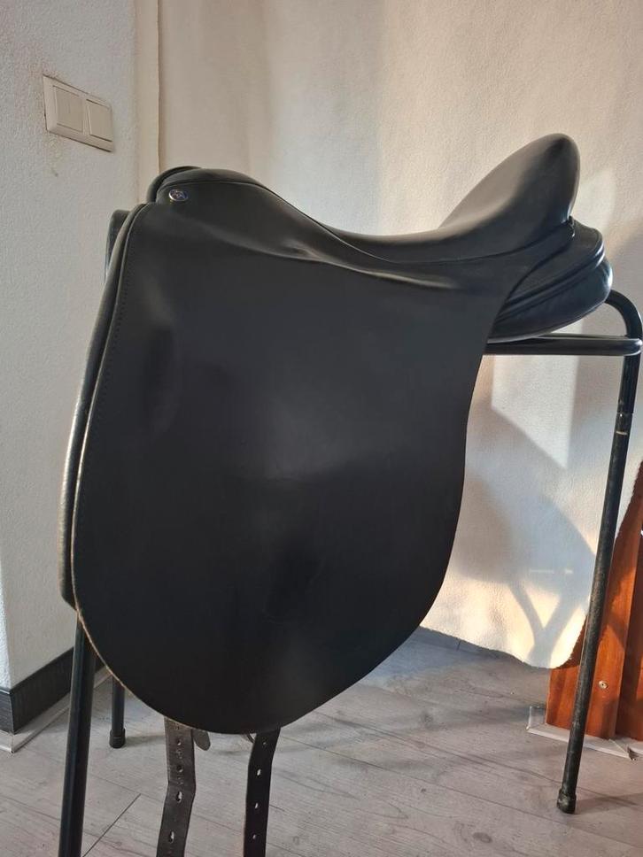 Equestor Movimenta dressuurzadel 17,5 inch, Dieren en Toebehoren, Paarden en Pony's | Zadels, Gebruikt, Dressuur, Ophalen of Verzenden