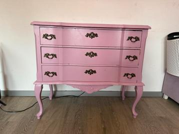 Vintage ladenkast, roze geverfd. beschikbaar voor biedingen