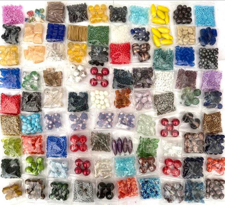 Grote Partij van 90 zakjes nieuwe Glaskralen - Nieuw P-31, Hobby en Vrije tijd, Kralen en Sieraden maken, Nieuw, Kraal, Ophalen of Verzenden