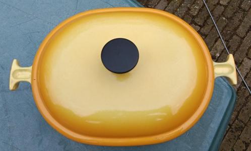 LE CREUSET La Mama Soleil geel gele gietijzer pan 25cm (G130, Huis en Inrichting, Keuken | Potten en Pannen, Zo goed als nieuw
