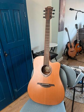 Lag Tramontane T300DCE met element en massieve ceder top beschikbaar voor biedingen