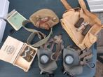 militaire items: gasmasker epaulette pukkeltas embleem pet, Ophalen, Landmacht, Nederland, Embleem of Badge