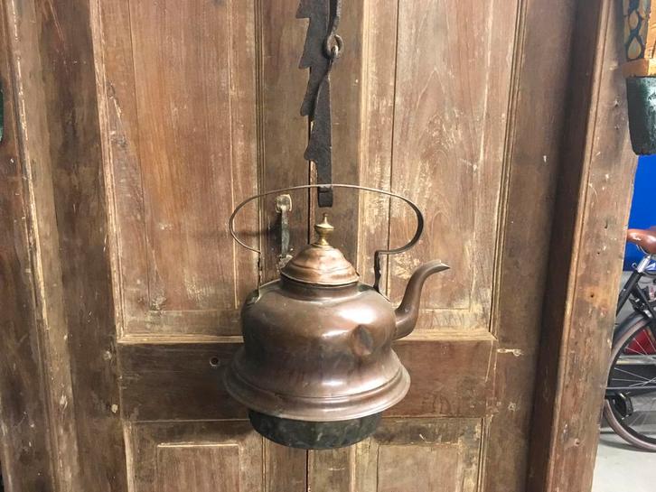 Antieke koperen ketel aan haardhaak, Antiek en Kunst, Antiek | Gereedschap en Instrumenten, Ophalen of Verzenden