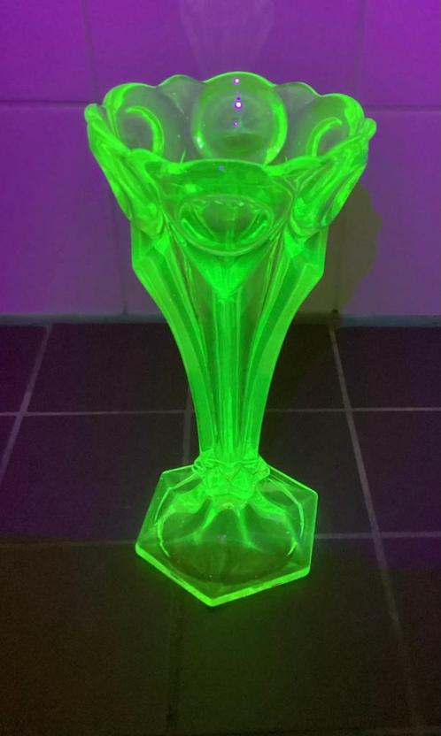 Vaas, persglas, uranium glas, Annagroen, vintage, Antiek en Kunst, Antiek | Glas en Kristal, Ophalen